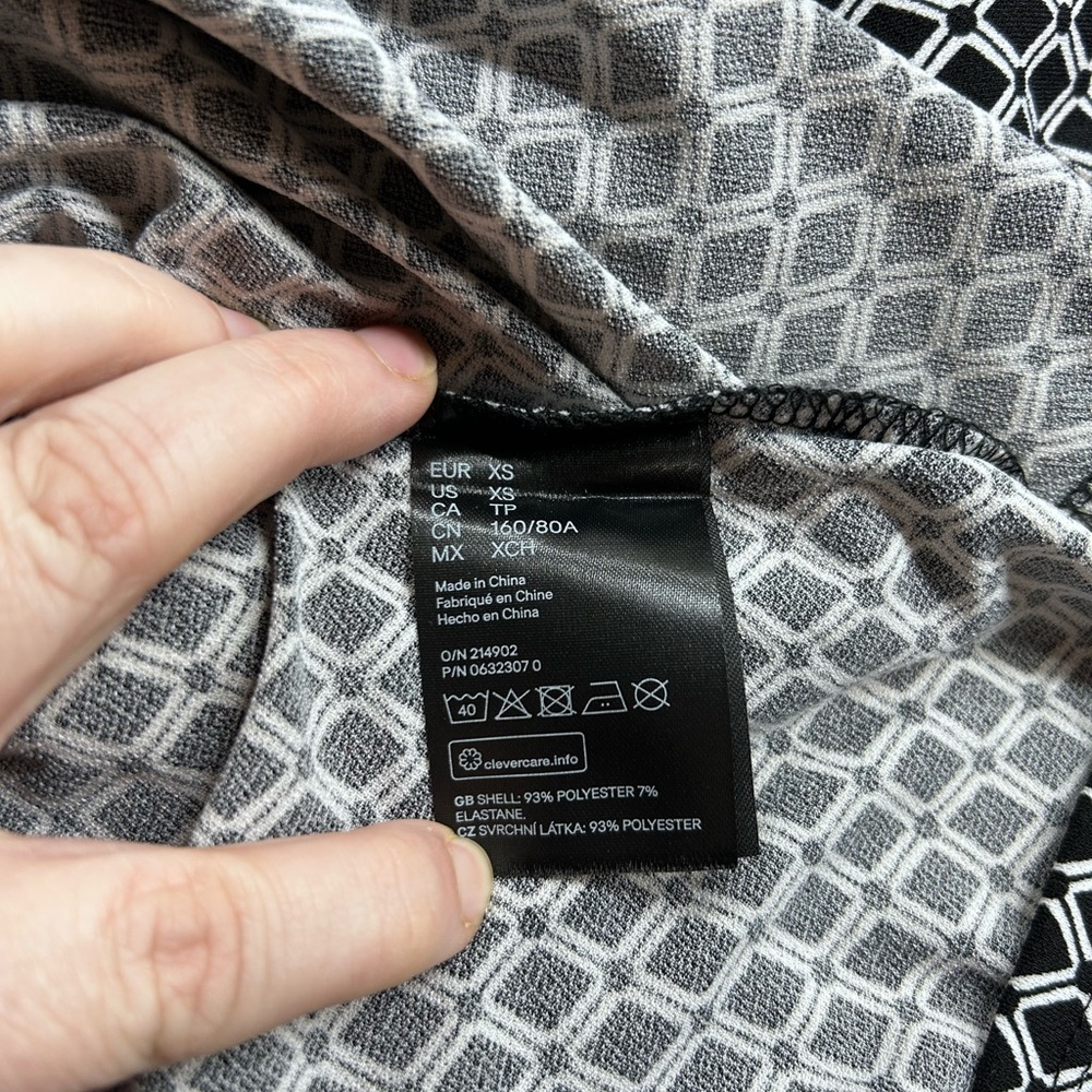 H&M Black and White Geometric Sleeveless Blouse - Picture 4 of 5